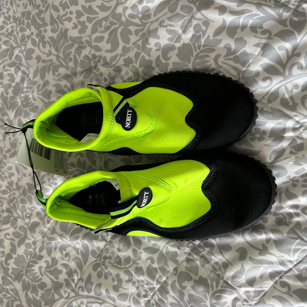 Norty brand beach shoes 8 NWT